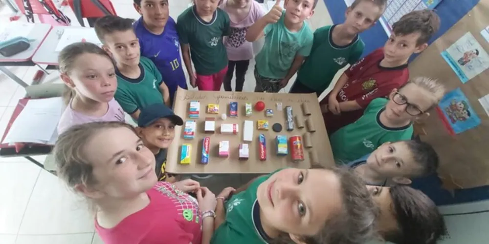 Em sala de aula, a turma realizou diversas atividades criativas envolvendo a elaboração de sólidos geométricos, com palitos, balas de goma e diversos outros materiais