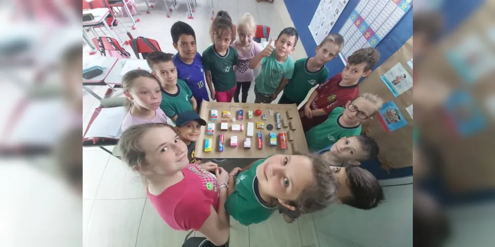 Em sala de aula, a turma realizou diversas atividades criativas envolvendo a elaboração de sólidos geométricos, com palitos, balas de goma e diversos outros materiais