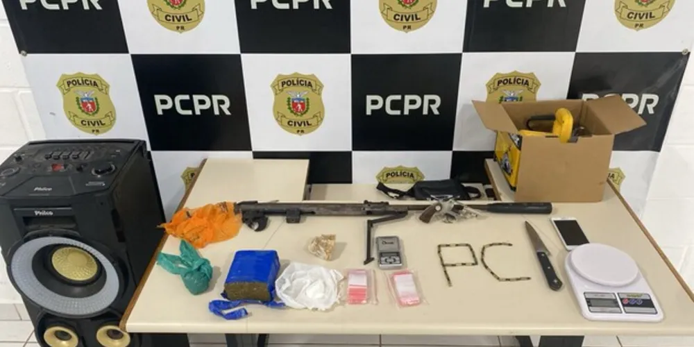 Na operação foram apreendidos crack, cocaína, maconha, arma de fogo, além de objetos destinados à preparação do comércio da droga, como balanças e embalagens