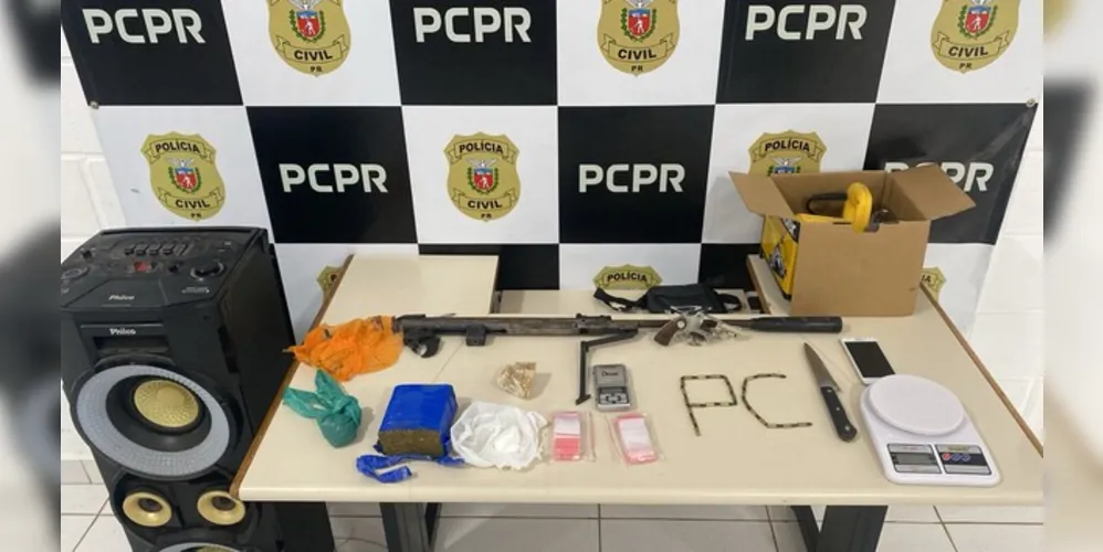 Na operação foram apreendidos crack, cocaína, maconha, arma de fogo, além de objetos destinados à preparação do comércio da droga, como balanças e embalagens