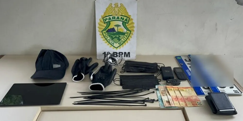 No interior do veículo foram encontrados uma estrutura pronta para conter a vítima, abraçadeiras de nylon e fitas