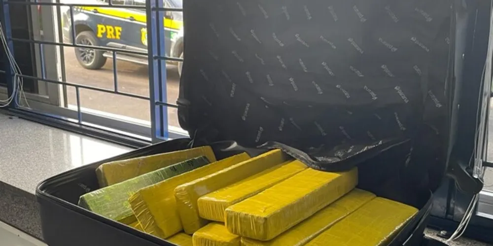 Os policias encontraram 15,5 kg de maconha na mala