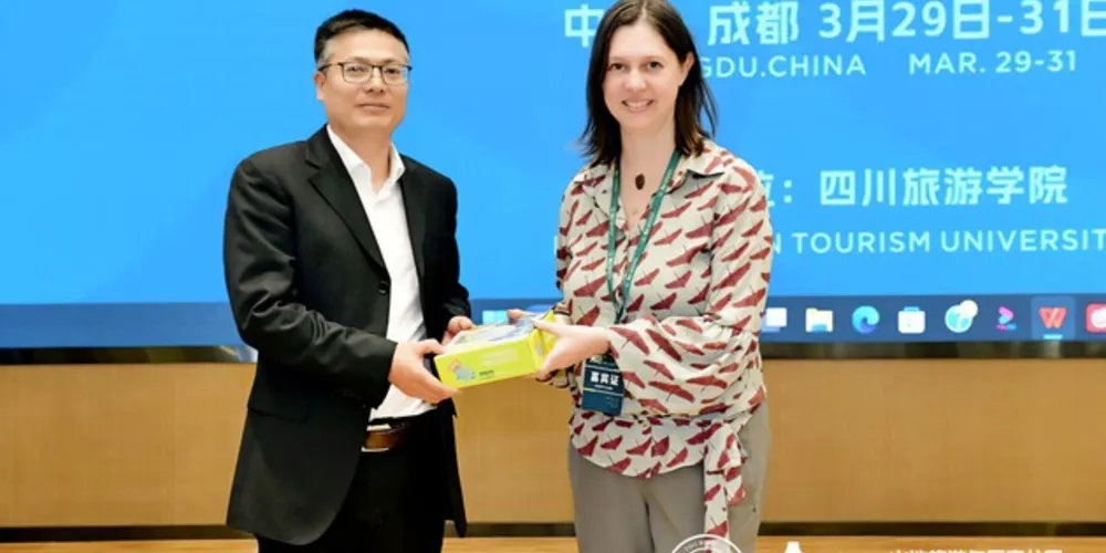 Jasmine Cardozo realizou uma palestra na Universidade de Turismo de Sichuan