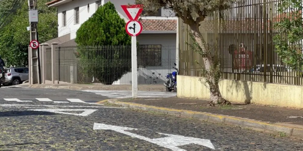 Dupla sinalização encontra-se no cruzamento das ruas Nilo Peçanha e Euzébio de Mattos, na Vila Estrela