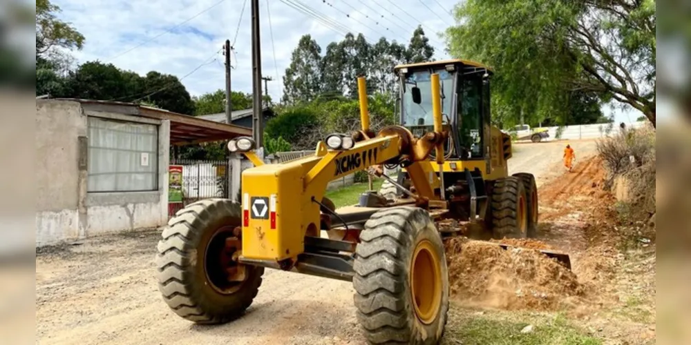 Serão realizados serviços de escarificação, compactação do leito e colocação de cascalho em toda a extensão das vias