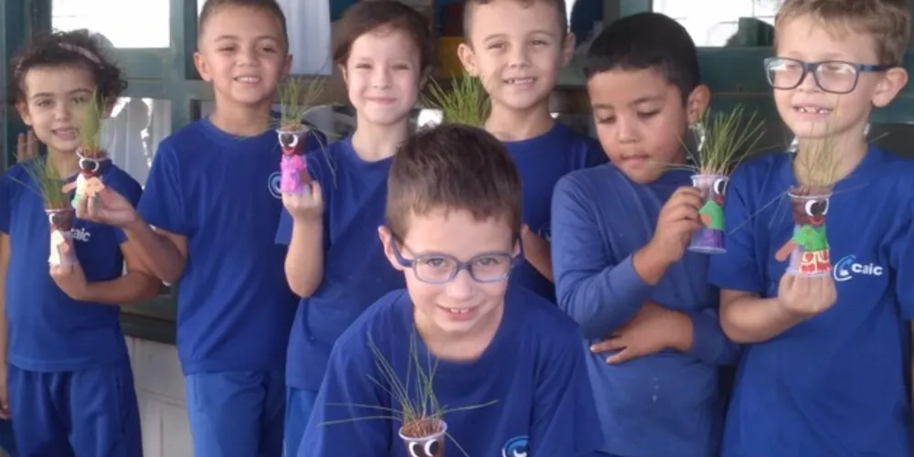 Ao final do processo de trabalho, os alunos confeccionaram bonecos ecológicos, visando consolidar criativamente os conceitos estudados