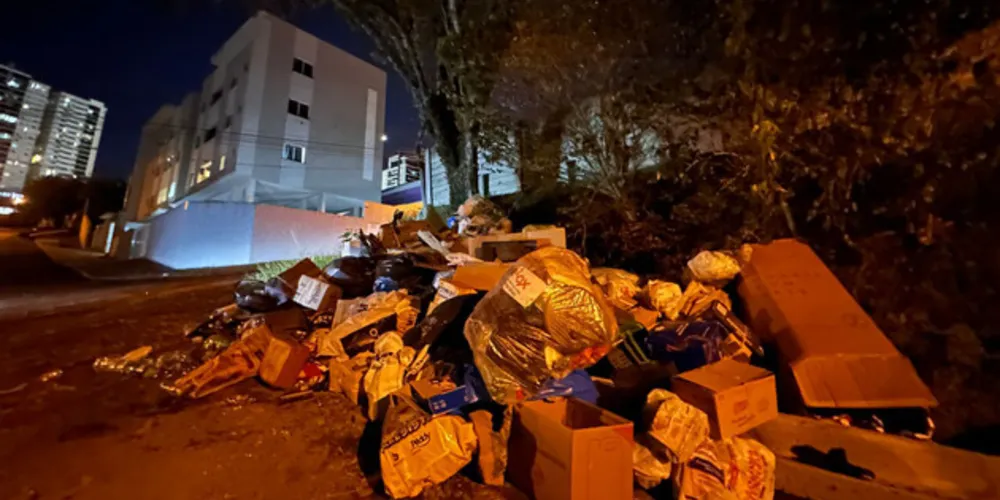 'Pilha' de Recicláveis está jogada no canto da rua desde quarta-feira (10)