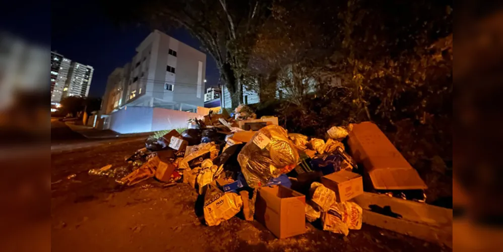 'Pilha' de Recicláveis está jogada no canto da rua desde quarta-feira (10)