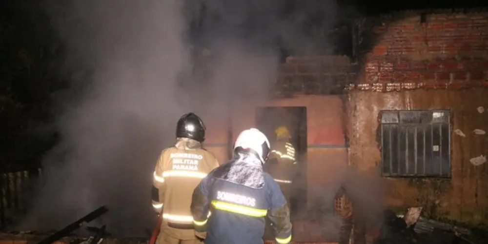 Casa foi tomada pelas chamas na noite desta sexta-feira