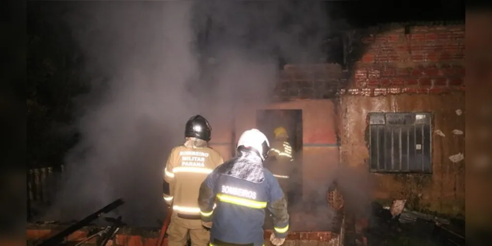 Casa foi tomada pelas chamas na noite desta sexta-feira