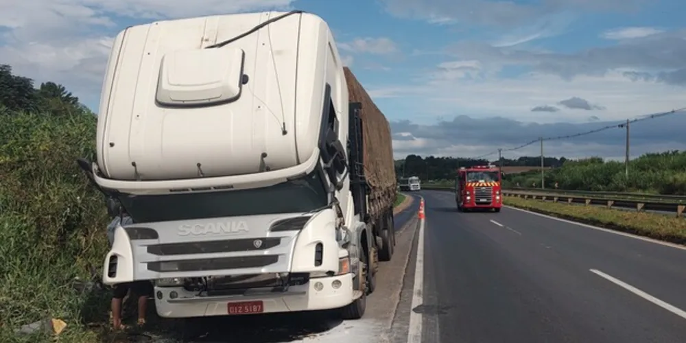 Fogo teria começado na região do motor do caminhão
