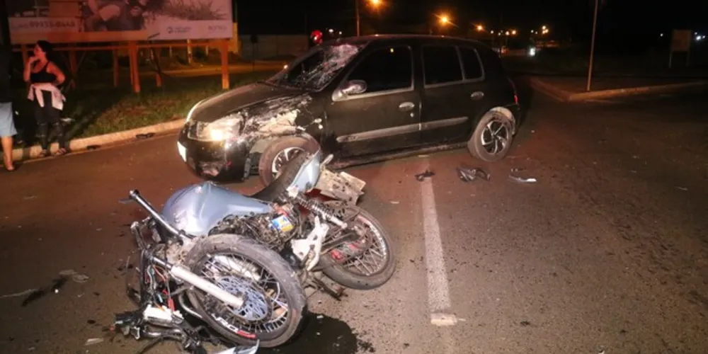 Moto atingiu o veículo na rua Siqueira Campos
