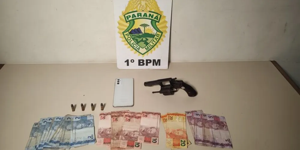 O celular roubado foi localizado na lateral do muro da residência, em um matagal, e com eles foi encontrado um revólver calibre 32, com quatro munições, além de 293 reais em dinheiro