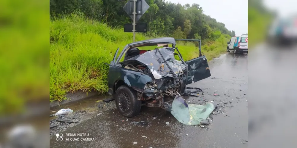 Veículos ficaram totalmente destruídos após o grave acidente