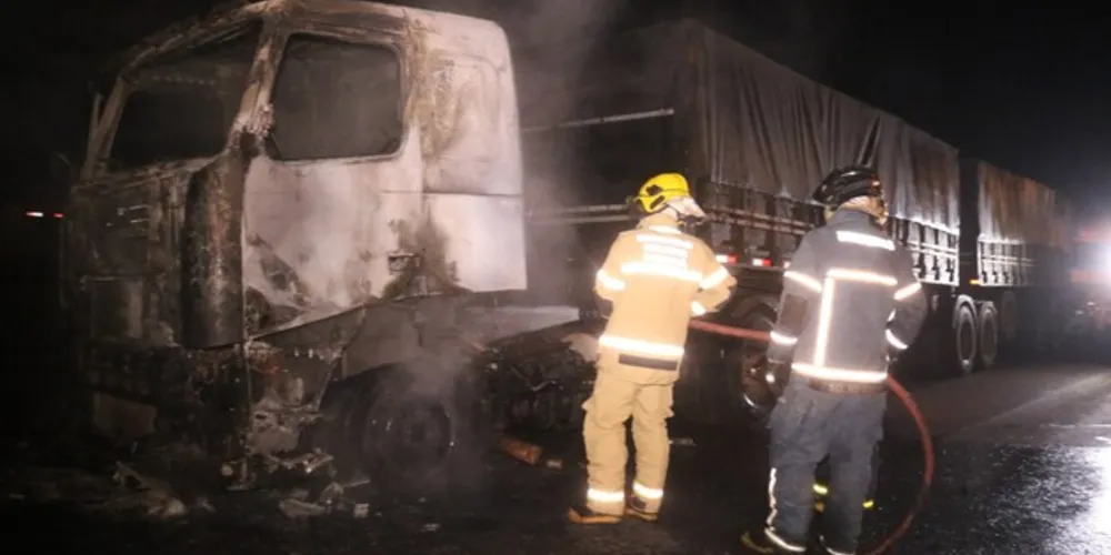 Caminhão ficou com a cabine totalmente destruída após o incêndio