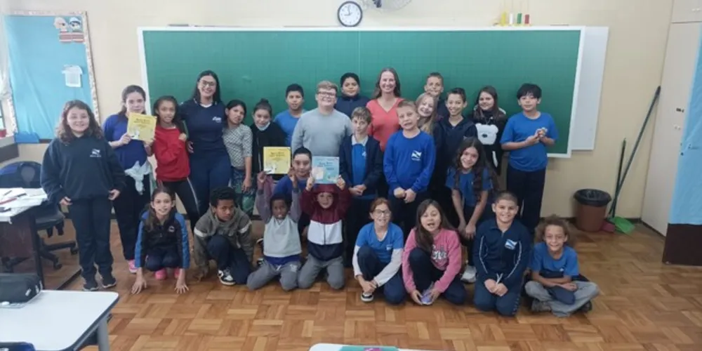 Com a visita das autoras, os alunos conheceram o processo de escrita, além de realizarem entrevistas com as convidadas