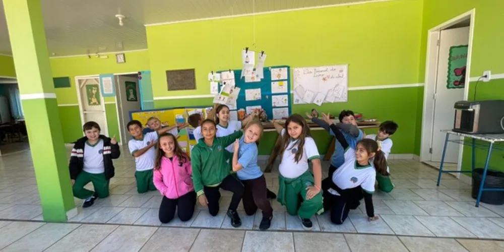 Após confeccionarem desenhos representando os personagens do Sítio do Picapau Amarelo, a turma expôs em um mural o resultado de seu trabalho