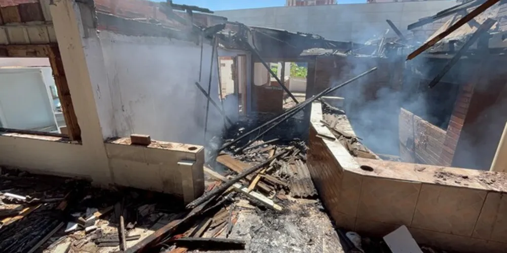 Parte da casa e do forro de PVC foram queimados pelas chamas