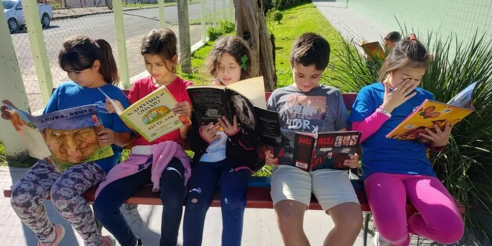 Recorrentemente os alunos têm a possibilidade de realizarem momentos individuais ou coletivos de leitura, em casa ou na escola.