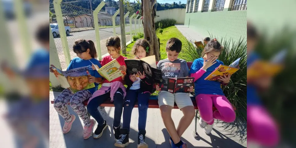 Recorrentemente os alunos têm a possibilidade de realizarem momentos individuais ou coletivos de leitura, em casa ou na escola.