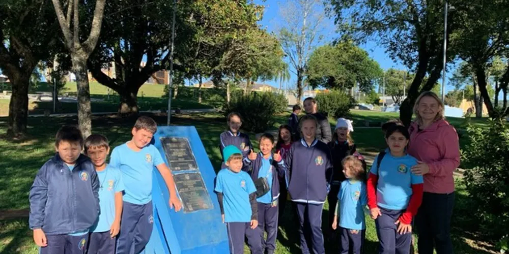 A ida até a praça local em homenagem à figura de Tiradentes finalizou as atividades da turma, com direito a um piquenique realizado no local