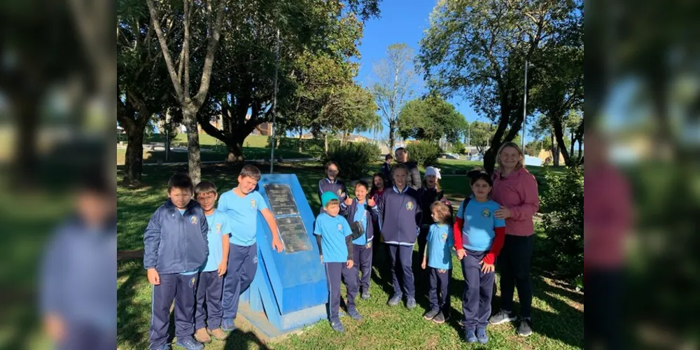 A ida até a praça local em homenagem à figura de Tiradentes finalizou as atividades da turma, com direito a um piquenique realizado no local