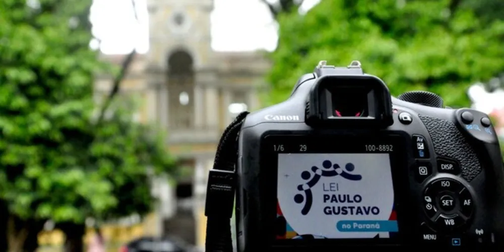 A Lei Paulo Gustavo foi regulamentada em maio de 2023, prevendo a alocação de aproximadamente R$ 100 milhões para o fomento de projetos culturais.