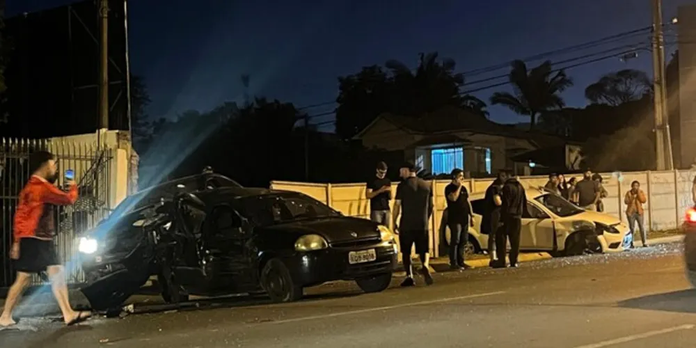 Acidente aconteceu na noite desta sexta-feira, em Ponta Grossa