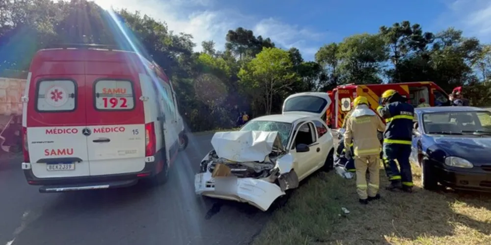Veículo ficou com a frente totalmente destruída após o acidente
