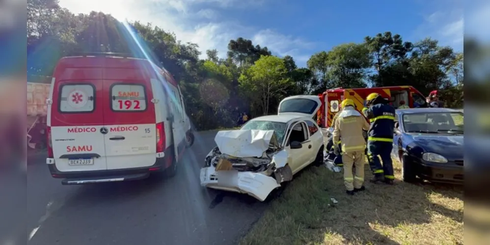 Veículo ficou com a frente totalmente destruída após o acidente