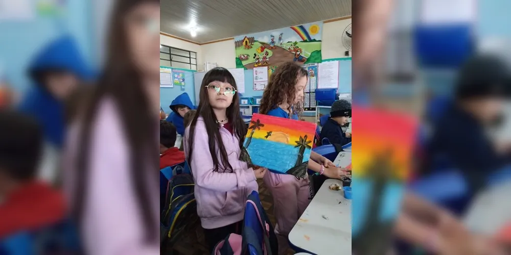 Como principal atividade da proposta, os alunos realizaram uma tarefa prática, onde puderam soltar a imaginação ao colorirem uma tela