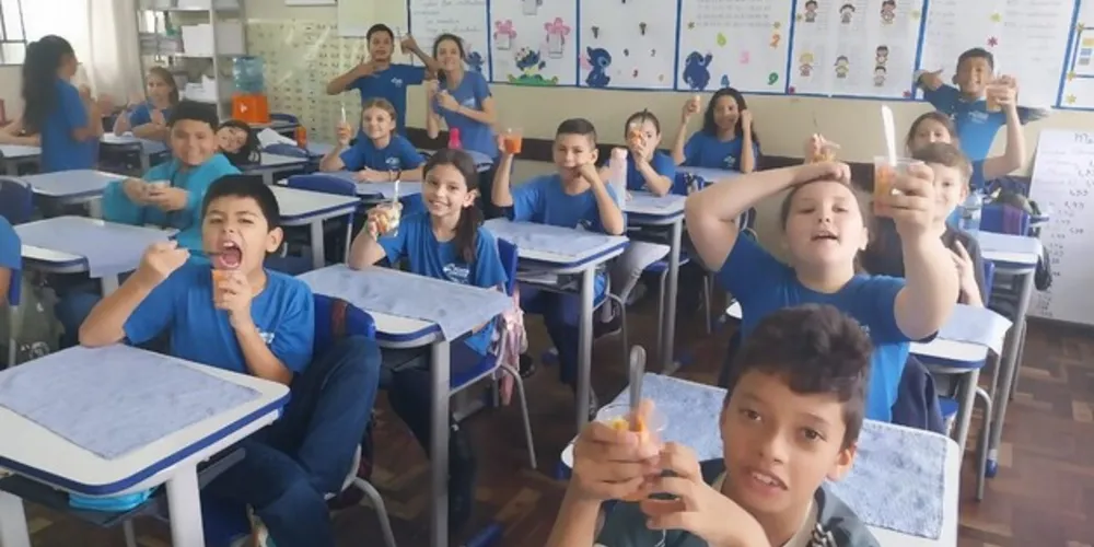 Como encerramento da proposta, a turma preparou e se deliciou com uma salada de frutas