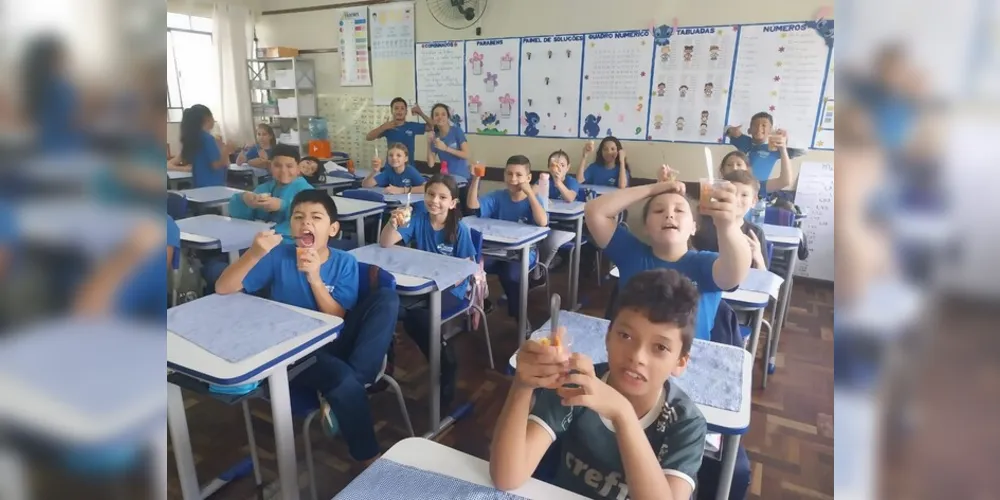 Como encerramento da proposta, a turma preparou e se deliciou com uma salada de frutas