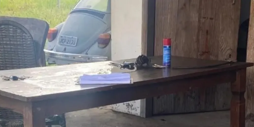 A ossada foi encontrada no chão ao lado da mesa da casa do polícial