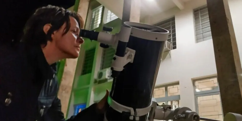 Para quem gosta de observar os astros e se sente curioso com os mistérios do céu o projeto “Lua na UEPG”, desenvolvido no Campus Centro da Universidade Estadual de Ponta Grossa, é uma ótima oportunidade.