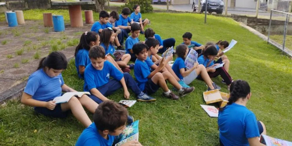 Duante as atividades, a turma pode realizar diversos momentos de leitura e também confeccionar seus próprios livros