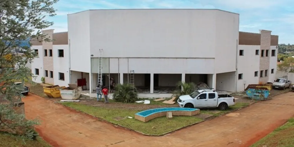 O prédio começou a ser construído em 2014, com previsão de entrega para 2016