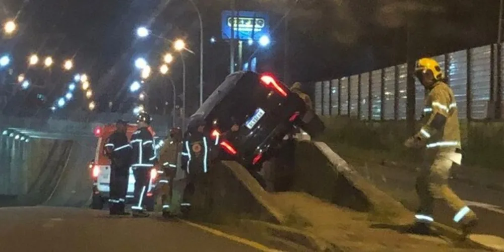 Acidente aconteceu na madrugada deste sábado (27)