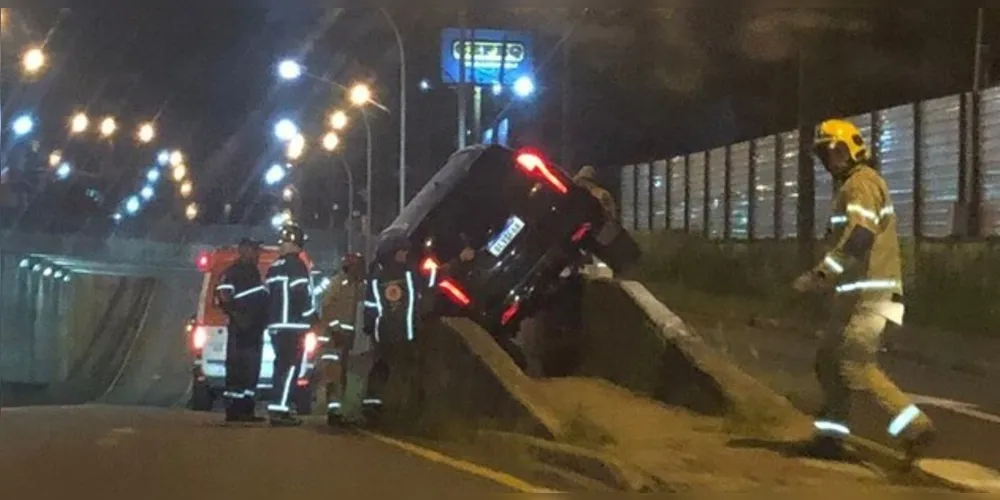 Acidente aconteceu na madrugada deste sábado (27)