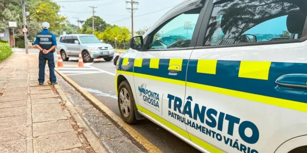 Agentes de trânsito fazem monitoramento no local