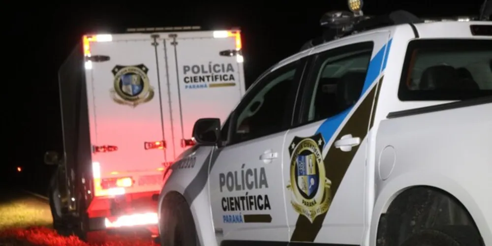 Equipes da Polícia Cientifica e IML estiveram no local para remover o corpo e fazer uma perícia