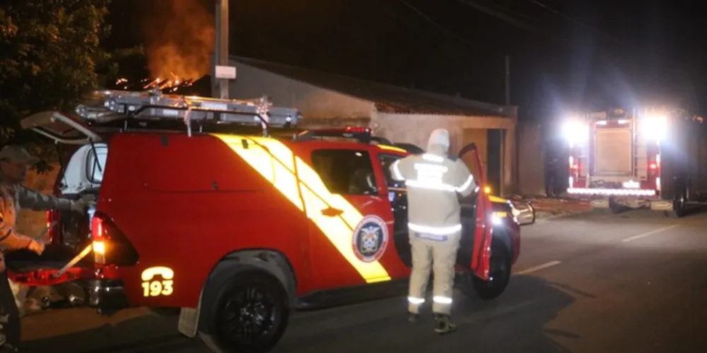 De acordo com vizinhos, a residência era habitada, mas estaria sem moradores no momento do incêndio