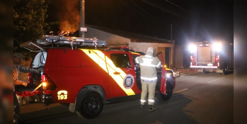 De acordo com vizinhos, a residência era habitada, mas estaria sem moradores no momento do incêndio