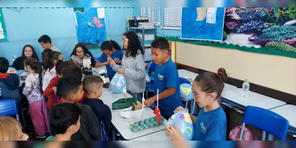 Com a execução da proposta, a turma elaborou cartazes, desenhos, representações de caravelas e naus portuguesas e realizou uma mostra de seus trabalhos para familiares e colegas da escola