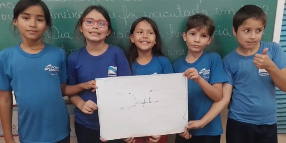 Após realizarem diversos estudos sobre a figura de Tiradentes, os alunos colocaram no papel uma síntese do conteúdo que aprenderam