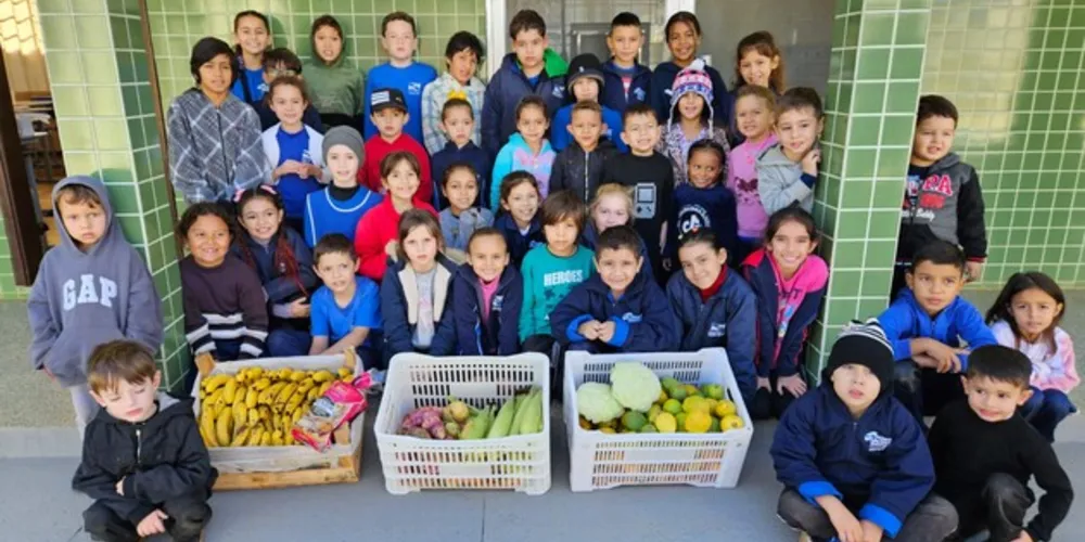 O trabalho dos alunos acontece em duas etapas, com a coleta dos resíduos em diversos locais e futura troca por alimentos saudáveis em uma feira
