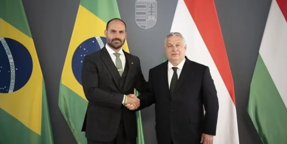 Ao entregar a medalha, Eduardo Bolsonaro explicou a Orbán o significado das palavras