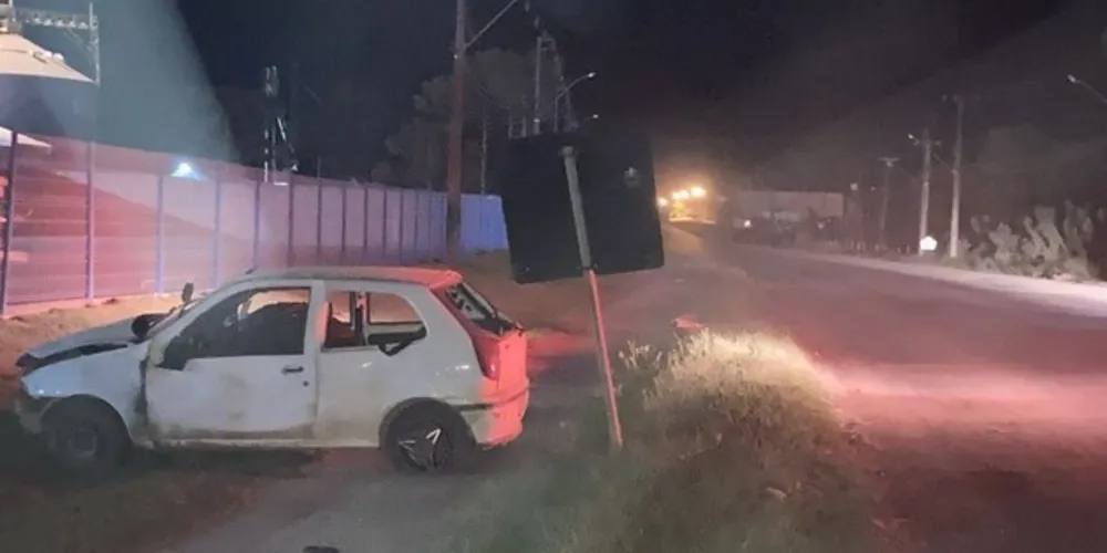 Veículo que capotou tinha placas de Ponta Grossa