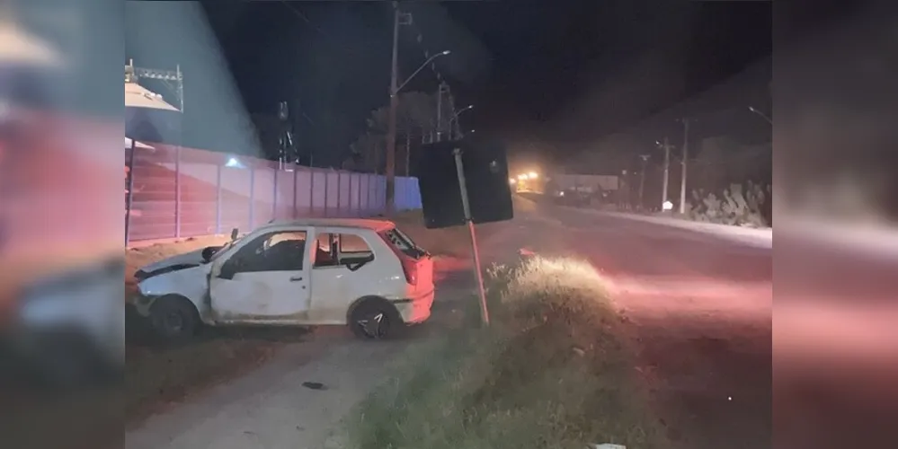 Veículo que capotou tinha placas de Ponta Grossa