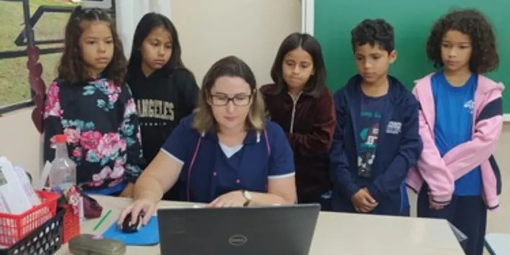 A dinâmica tem como intuito fomentar o interesse pela leitura através do uso de computadores e celulares